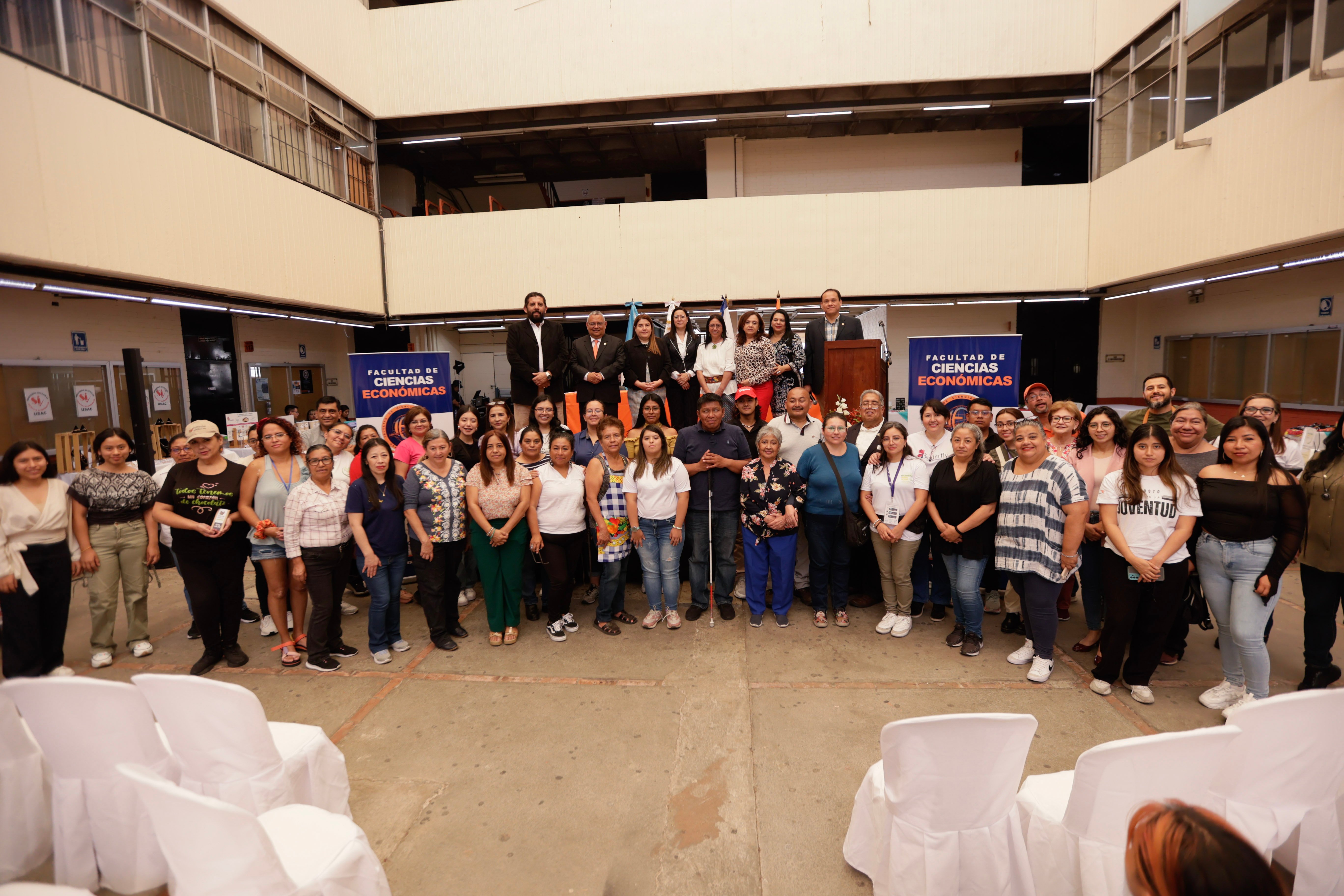 Más de 60 emprendedores participan en las ferias que les permite exponer su marca