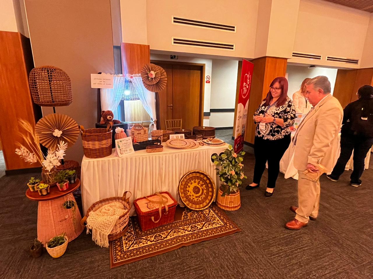 Un grupo de 15 empresas con el distintivo Sello Blanco participaron en el showroom nacional entre pymes y cadenas comerciales, organizado por USAID por medio del programa Creando Oportunidades Económicas CEO, que ha sido un aliado estratégico para el programa Sello Blanco.  Este espacio tuvo como finalidad propiciar el acercamiento para que las empresas aliadas vinculadas al proyecto “Empresas lideradas por Mujeres y Programa Cadenas de Valor “, pudieran exhibir productos, servicios innovadores y generar oportunidades de negocios. Esta actividad fue llevada a cabo en las instalaciones de AGEXPORT.  El proyecto CEO coordina los esfuerzos del sector privado con actores claves nacionales y locales para promover el comercio y la inversión, moviliza el financiamiento del sector privado, actualiza la infraestructura productiva y fortalece la competitividad del sector privado.